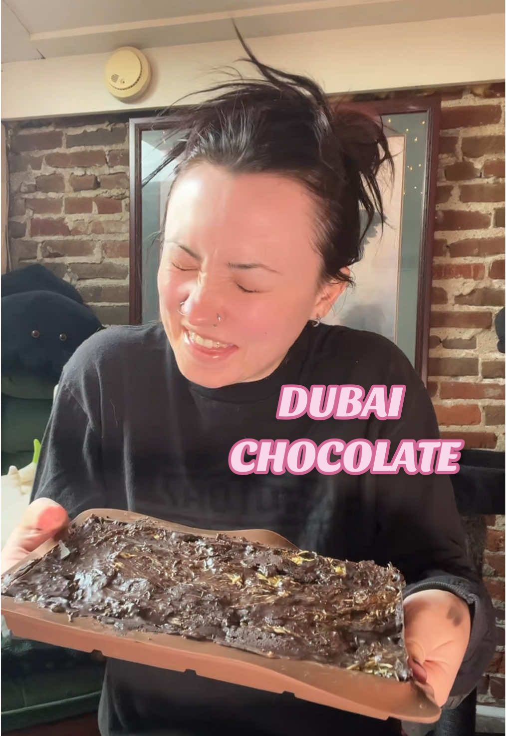 Woah #dubaichocolate #dubaichocolatebar #diychocolatebar #dessert #chocolate #pistachio #pistachiochocolate #mukbang #food #tastetest 