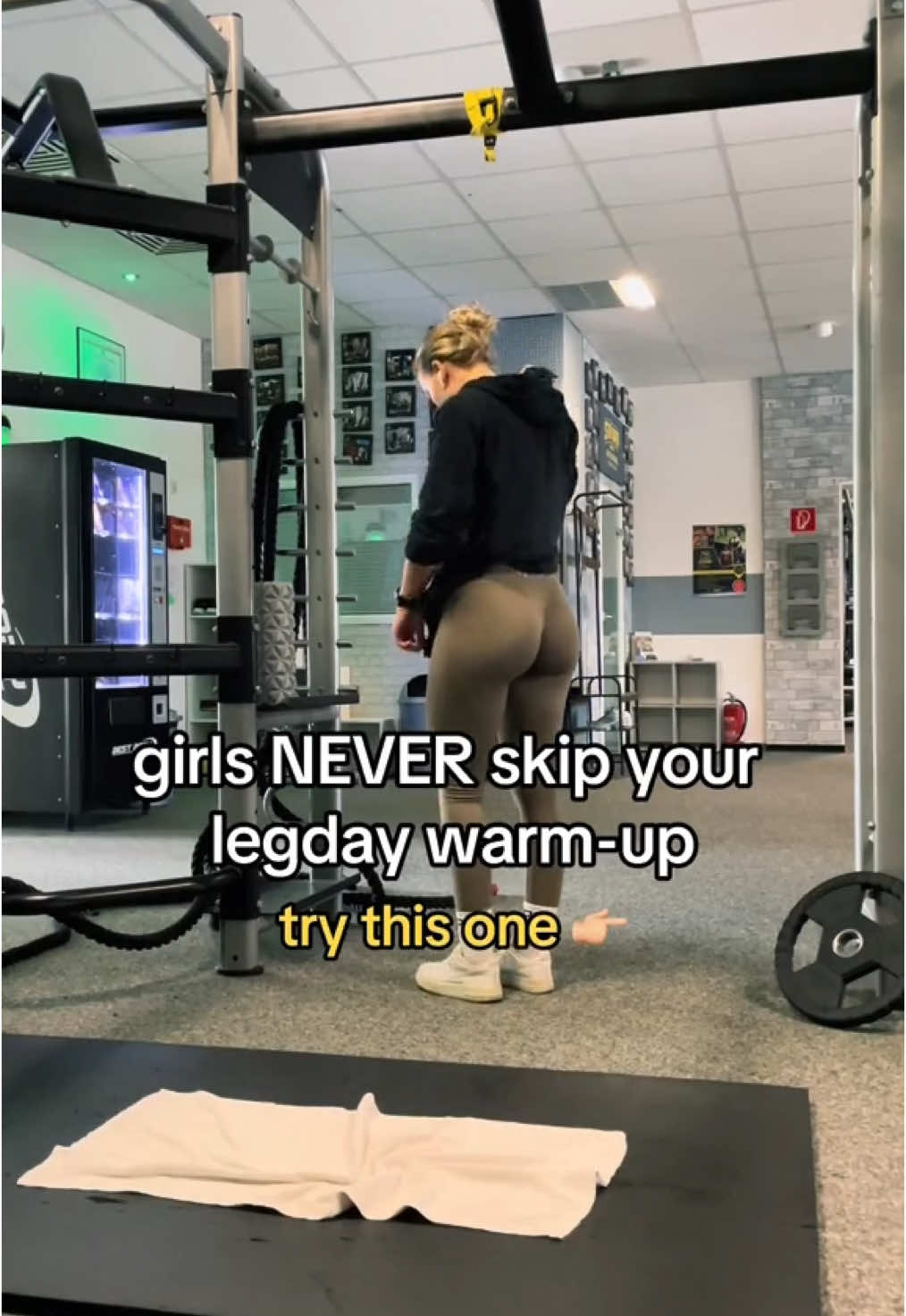 never skip your legday warm-up 🥵🍑🔥 #warmup #legday #legdayworkout #glutesworkout #gymgirl #GymTok 