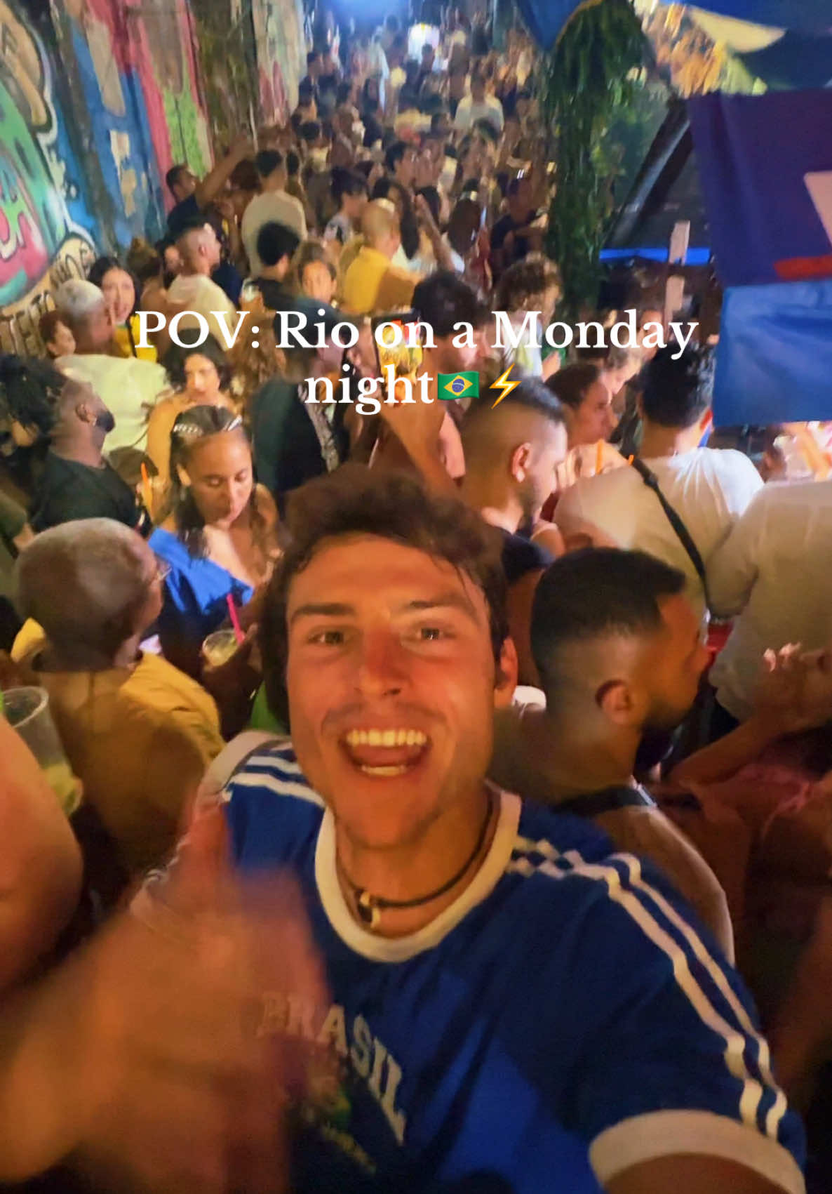 If you find you’re self in Rio de Janeiro, Brasil on a Monday night you NEED to go to Pedra do Sal🇧🇷🕺 #brasil🇧🇷 #riodejaneiro #pedradosal #samba #dancing 