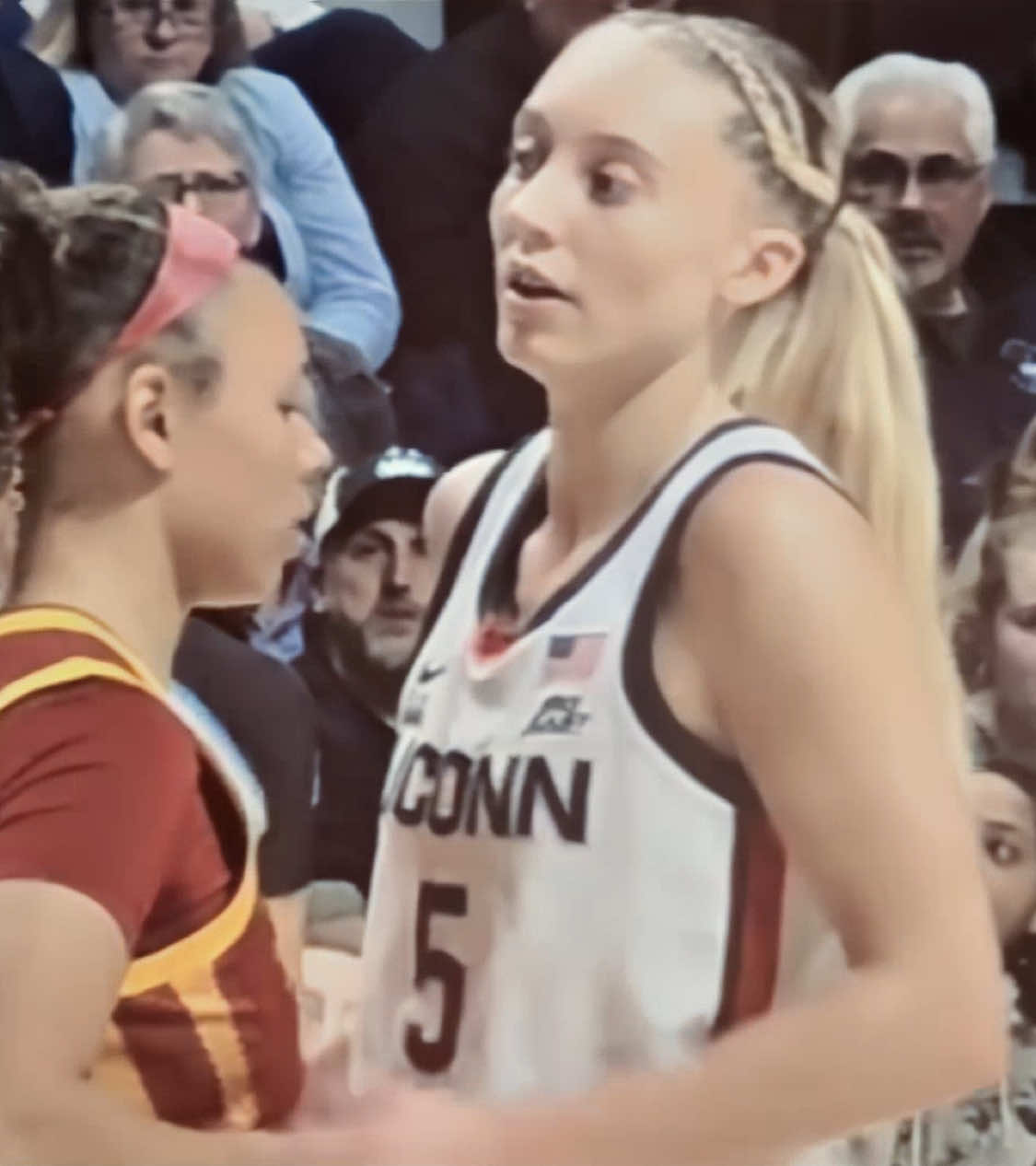 her smirking after opp missed  😭 a menace man  #paigebueckersedit #paigebueckers #uconn #WNBA #basketball #womensbasketball #uconnedit #uconnhuskies #edit #fyp #wbb #wbbedit #womensbasketballedit @Paige Bueckers 