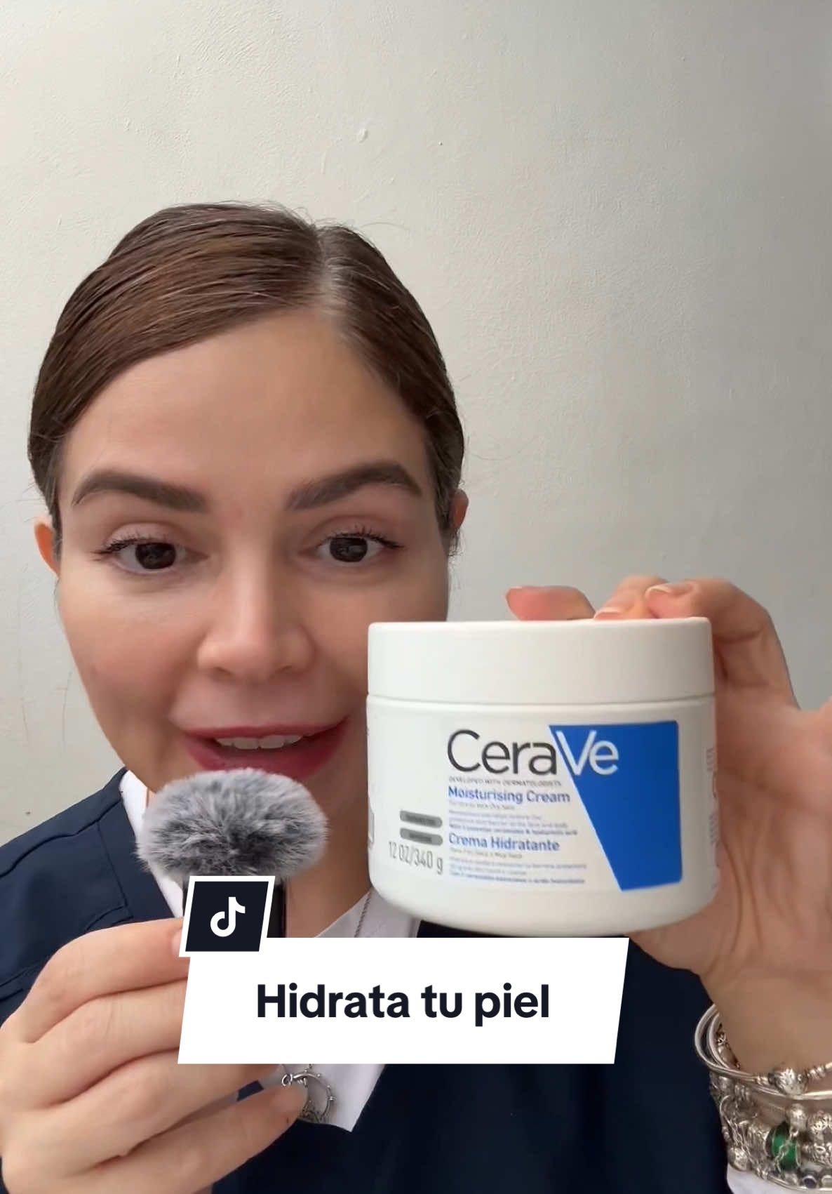 Protege tu barrera cutánea hidratando tu piel todos los días ✅. Los productos de @CeraVe están desarrollados con dermatólogos y cuentan con 3 cerámicas esenciales y otros activos como niacinamida, ácido hialuronico que dan el soporte e hidratación hasta por más de 48hrs. 💚💙 #hidratatupielcomounexperto #ceravemx #cerave 