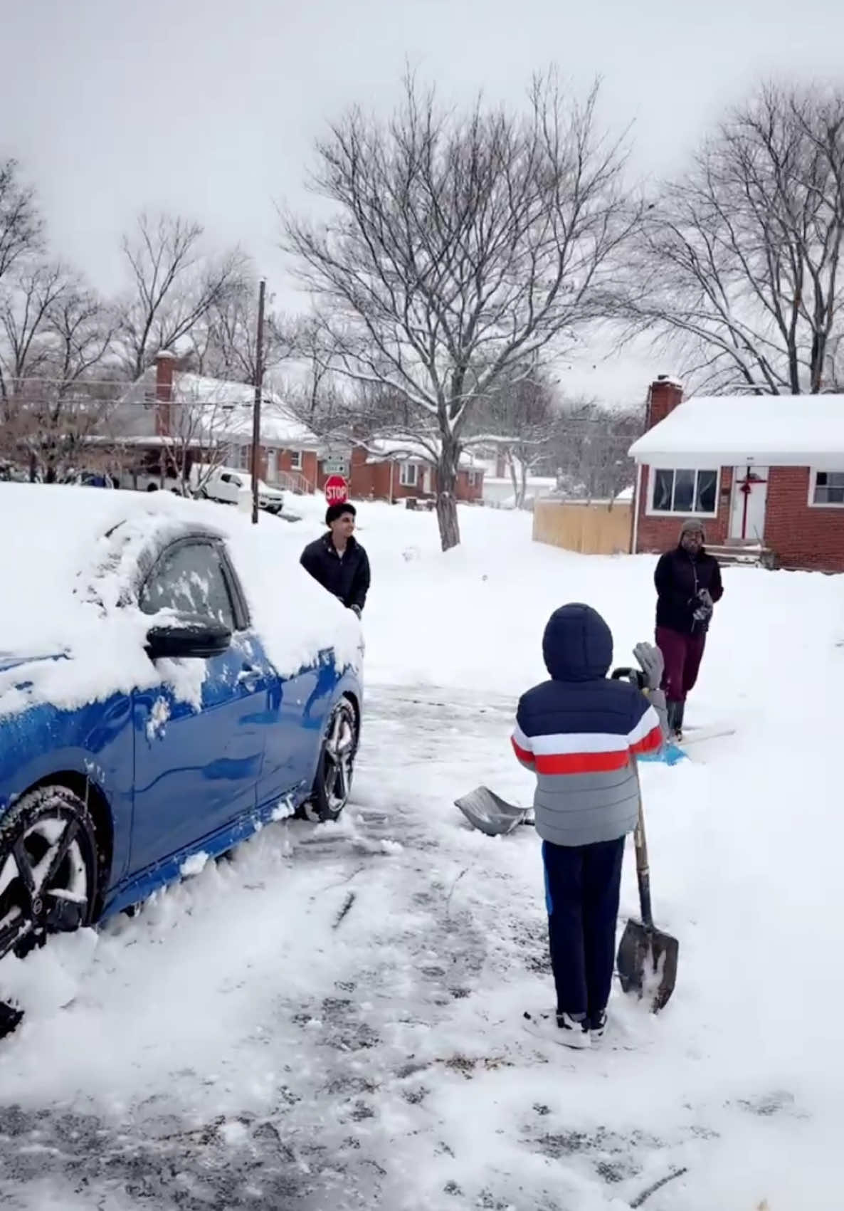 Snow day#snow #heavysnow #snowfall #enjoy #familytime #FamilyFun #cleaningtime #fyp#viralvideo  