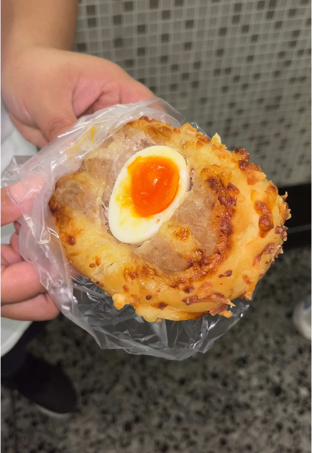 A1 Bakery 🤝 #hongkong #holidayfood #a1bakery #hongkongtiktok #asianbakery #asianfoods #asiansnacks #mongkok #breakfastfood 