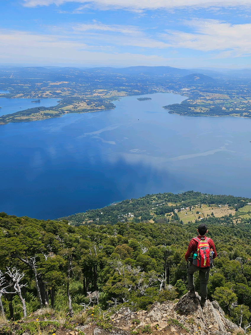 📍Mirador Filcumpulli, Panguipulli 🇨🇱 Un trekking de 2.5 km solo ida y de alta intensidad. La entrada tiene un valor de $4.000 pesos por persona. . . . #capcut_edit #panguipulli #regiondelosrios #senderofilcumpulli #filcumpulli #trekking #chile 