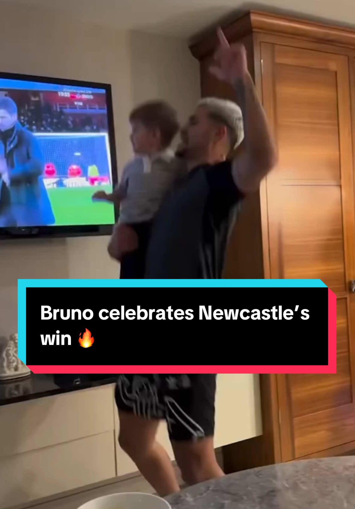 Bruno Guimarães celebrated Newcastle's victory over Arsenal with his son at home 🖤 🎥 via analidiamartinss on IG #newcastle #nufc #arsenal 