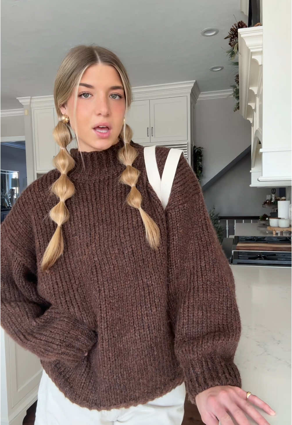 the most soft & cozy mock neck sweater!! 🤎 not itchy at all & looks so much more expensive than it is!! #sweater #mockneck #sweateroutfit #bubblebraids #winteroutfit #barreljeans #cozyoutfit 