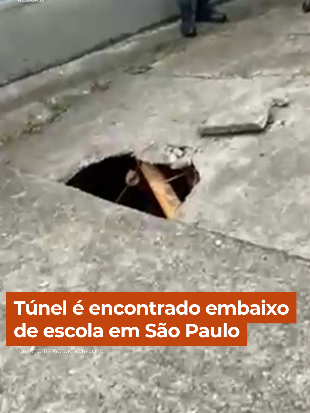 Novas imagens mostram por dentro do túnel secreto encontrado em escola pública da zona leste de São Paulo. Esse túnel teria mais de um quilômetro e passaria por duas empresas de valores desativadas. Uma dessas empresas é na mesma rua da escola. Segundo a polícia, o túnel teria sido escavado há mais ou menos um ano. Ele só foi descoberto depois que um caminhão pequeno entrou na escola para fazer uma entrega e o asfalto cedeu. A Força Tática e o GATE foram chamados no local e investigam a passagem secreta #CidadeAlerta Acesse R7.com/CidadeAlerta e assista à reportagem completa