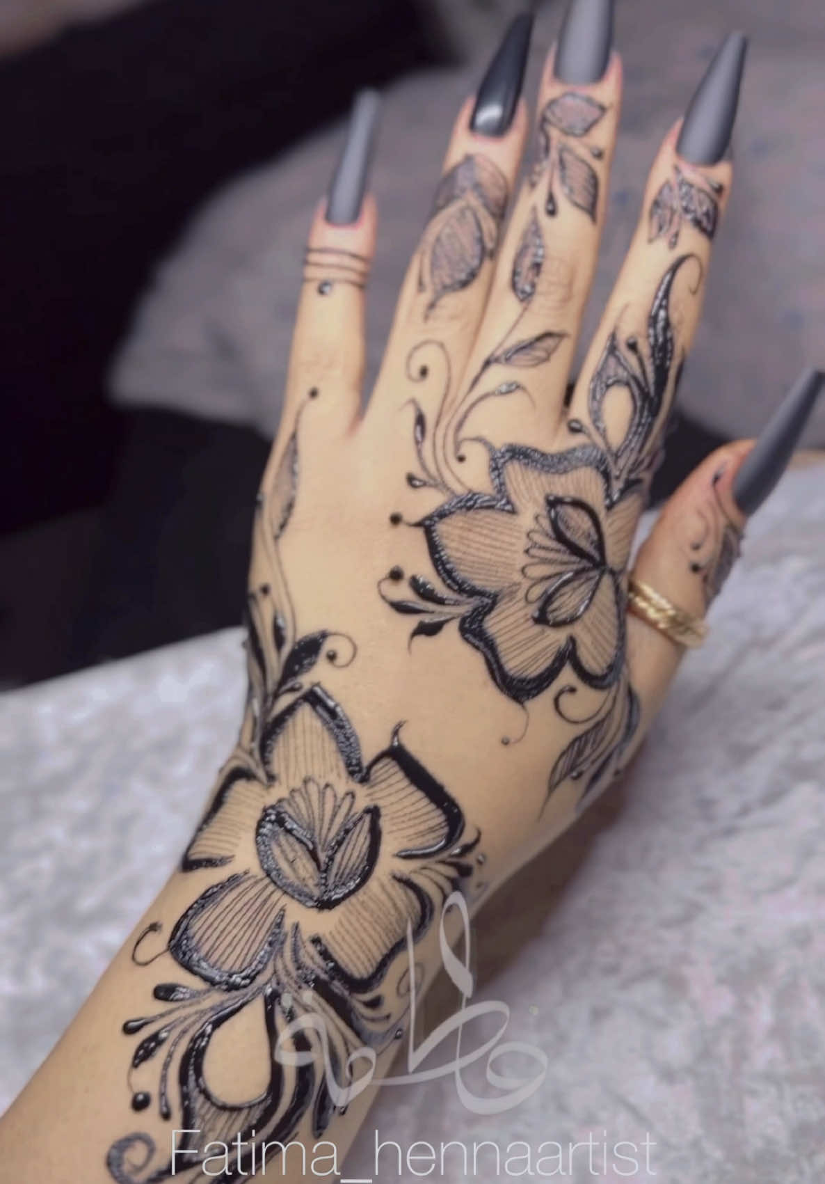 “Step-by-Step Somali Khareeji Henna Design Tutorial #HennaArt #SomaliDesign #KhareejiHenna #HennaTutorial #HennaDesign #ModestFashion #Fatima_hennaartist” “Learn how to create a trending Somali Khareeji henna design step-by-step! Perfect for beginners and pros alike. In this tutorial, I’ll guide you through each step, from simple shapes to detailed vines and flowers. Watch now and get creative with your henna art! #Fatima_hennaartist”