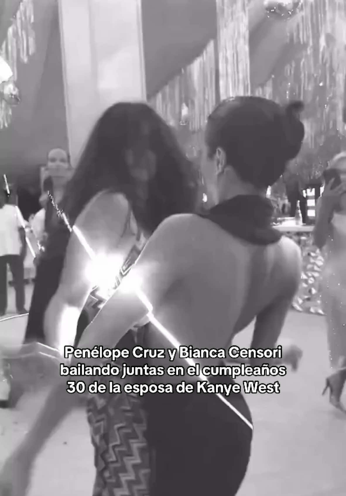 Penélope Cruz y Bianca Censori bailando juntas en el cumpleaños 30 de la esposa de Kanye West. El video fue subido a sus redes por el rapero y después borrado. 💃🪩 CC: @ye #kanye #kanyewest #kanyetok #kanyewestlover911 #kanyewestedits #kanyewestedit #west #bianca #biancacensori #biancacensoriwest #biancacensorikanyewest #biancacensoriedit #penelope #penélope #penélopecruz #penelopecruzofficial #kim #kimkardashian #penelopecruzedit 