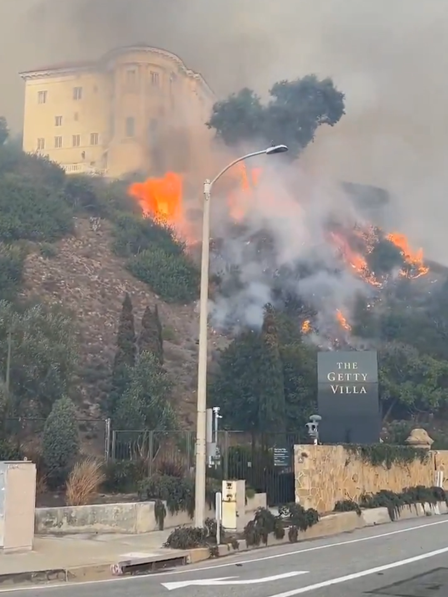 Captan en video incendio en The Getty Villa, mientras el incendio de Pacific Palisades se extiende. #Latinus #InformaciónParaTi