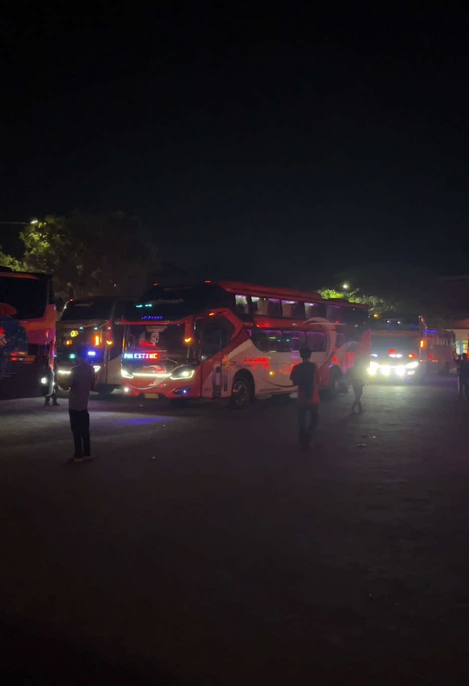 ramainya terminal kudus minggu malam #video #videobus #videobusindonesia #videobuscinematic #busmania #busmaniacommunity #fyp #terminalkudus #tiktok #videobussid 