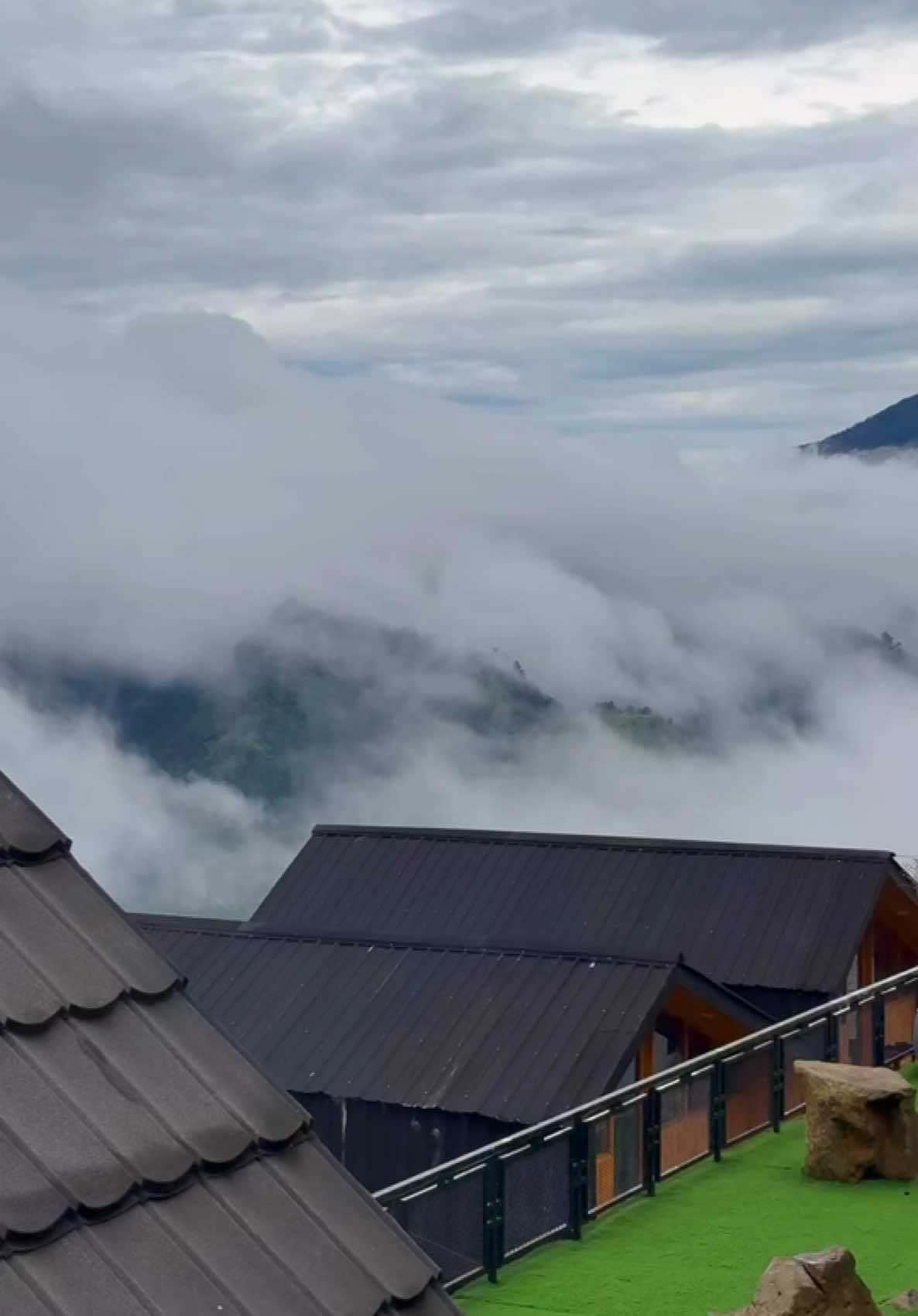 Mendung di bulan januari... 📍 Villa pintu langit #TikTokAwardsID #SiapaSangka #fyp #fypシ゚ #villapintulangit #dieng #wonosobo #jelajahliburan #olahragatiktok 