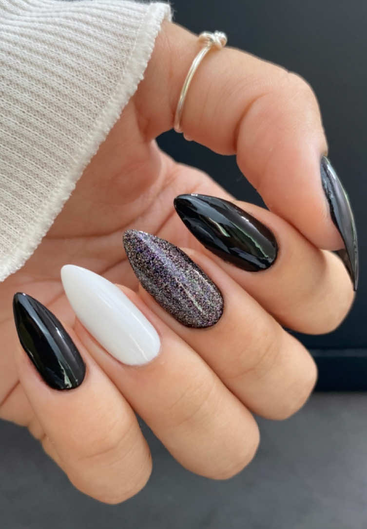 Esmaltação preta com glitter 🖤 Branco, Preto e Na mira 3D @Impala ✨ ______________ #nails #fyp #unhasdecoradas #unha 