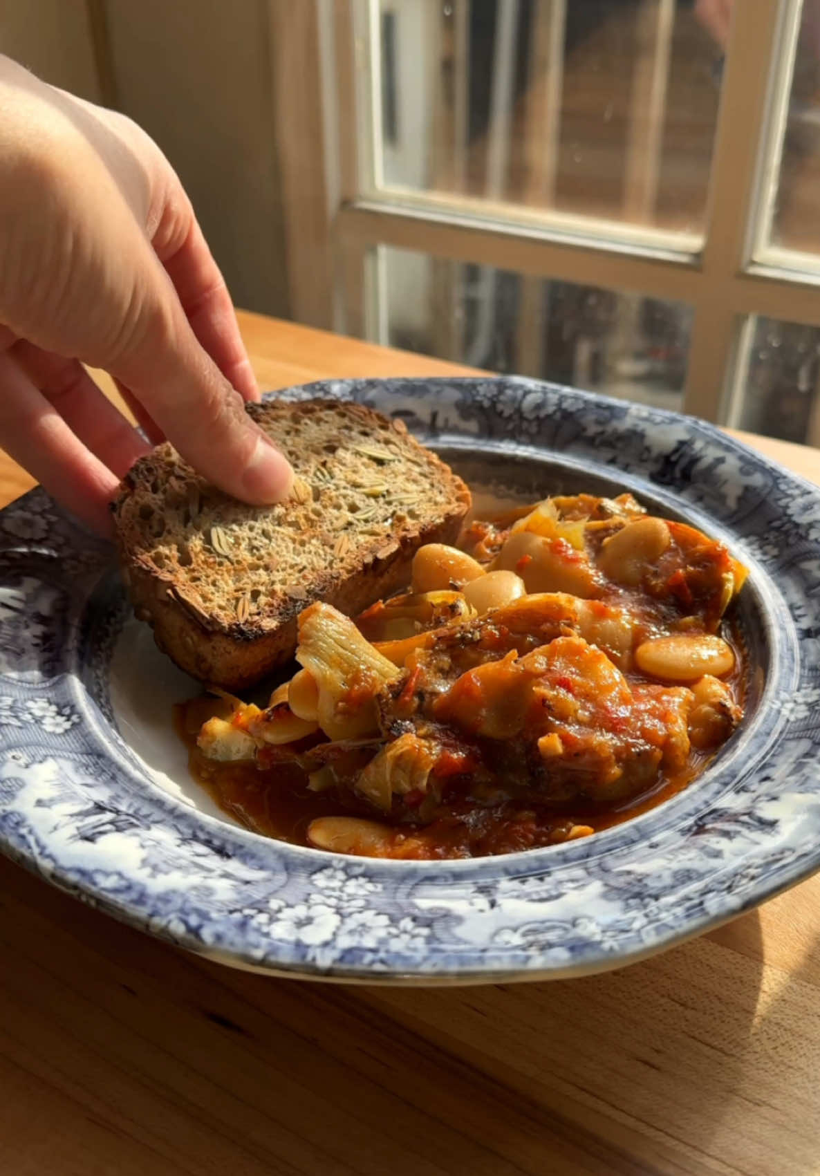 Took a recipe from two years ago and added beans and all is well 😌 https://justinesnacks.com/stewed-harissa-artichokes-and-beans/
