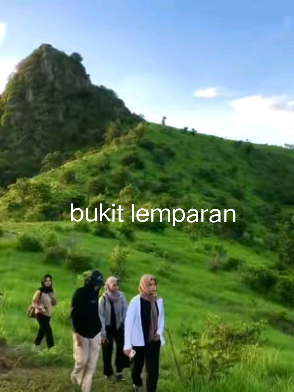 hanya bukit 🌴🌼🏜 #bukitlemparan #gunungbudeg #tulungagung #pendakigunung #fypviral