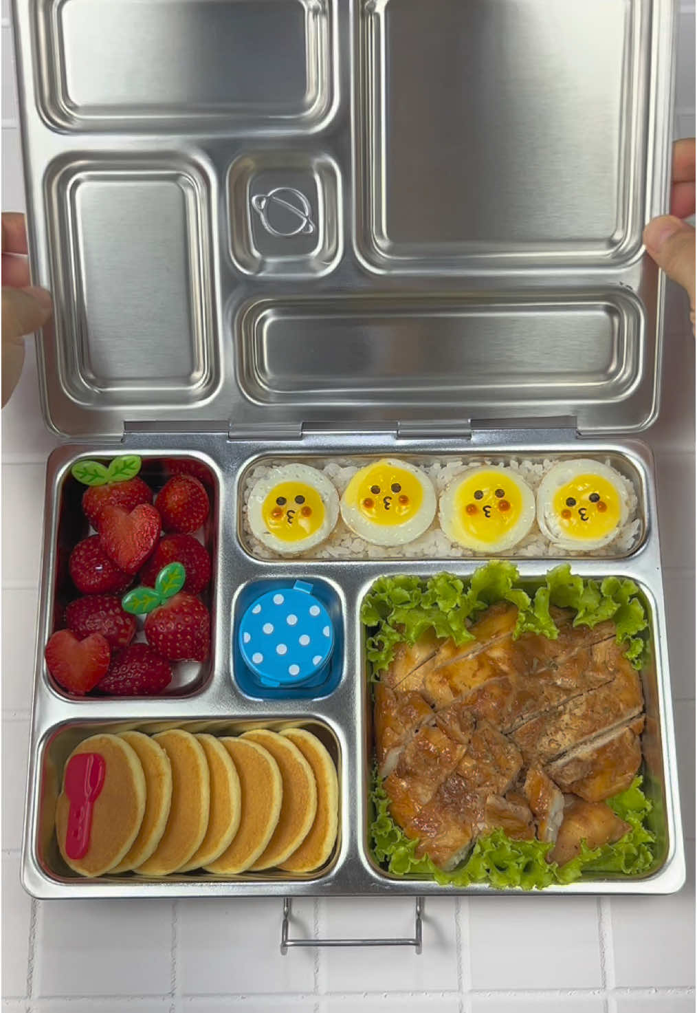 Allahumma Barik 💖 Nasi 💖 Telur ceplok 💖 Bbq Mayonaise Chicken 💖 Pancake 💖 Buah Gak rempong gak seru⁉️🤣 #lunchesforan #bento #bentokidslunch #bentobox #bentolunchbox #kidslunchideas #lunchboxideas #funfoodforkids #kidsbento #creativelunches #creativefood #lunchforkids #schoollunches #lunchboxinspiration #lunchbox #kidslunchinspo #nomnom #pickyeaters #instafood #yumbox #yumboxlunch #yumboxpanino #yumboxideas #yumboxlove