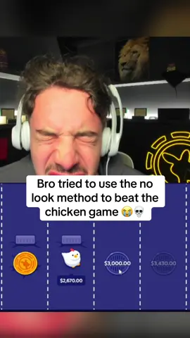 Bro tried to use the no look method to beat the chicken game 😭 #kickstreaming #crossyroad #fyp #viral 