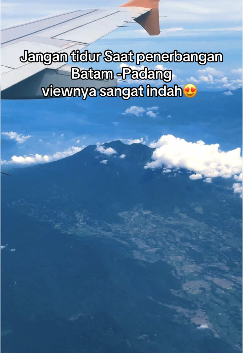 Indah nya alam sumatera Barat dari atas pesawat #padang #sumaterabarat #fyp #fypgakni #hiddengems #flight 