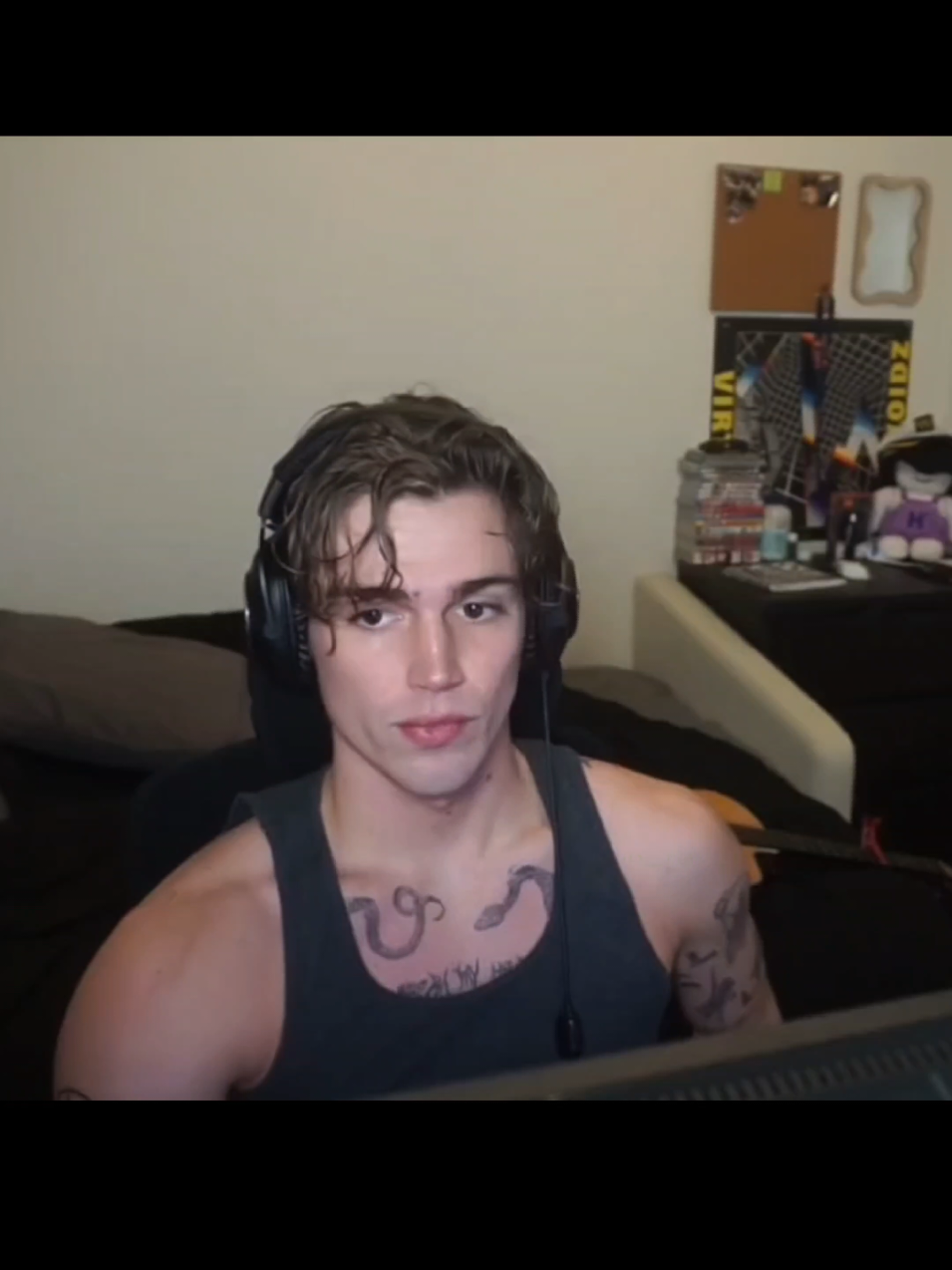 he's streaming and looks soo hawwwwt #vinnie #vinniehacker #viral #vhackerr 