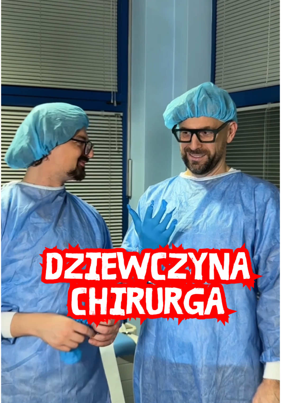 Ciekawe jakie zdjęcie ma na tapecie smartfona 😂 🤳 Chirurdzy znowu w akcji! Najnowszy odcinek „Dziewczyna Chirurga”🧑‍⚕️ @Robert Motyka Priv @Jarek.pajak  #Paranienormalni #chirurdzy #komedia #humor 