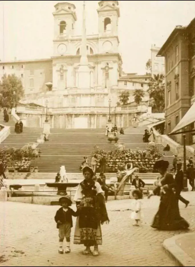 Buongiorno: Roma 1902 Piazza Di Spagna! Vediamo una donna Abruzzese di Corropoli con un povero bambino! Dietro vediamo una Nobildonna Laziale che passeggia con una meravigliosa aquilotta! 