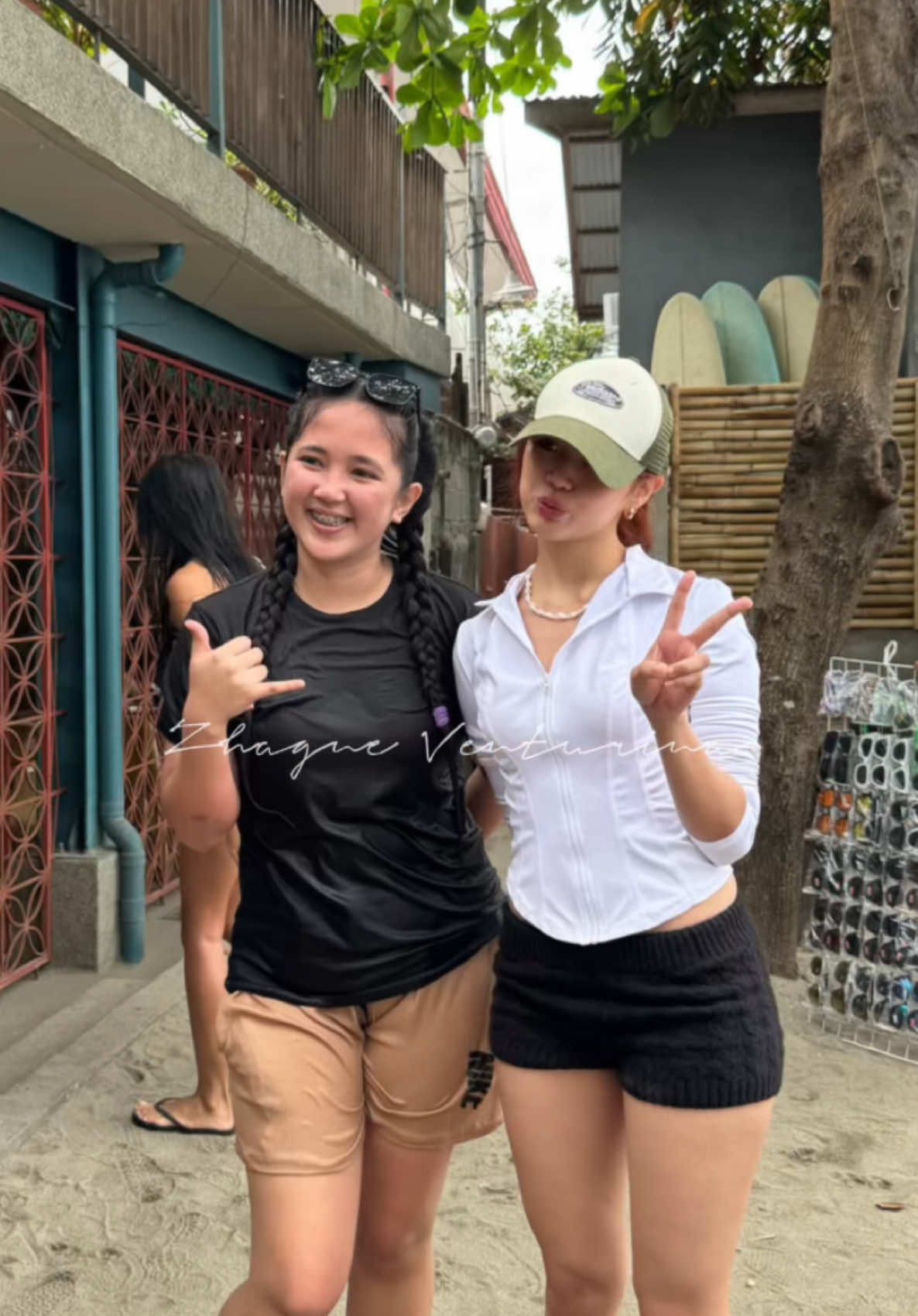 I met Maloi agaaain. sobraang ganda at bait talagaaa. sya pa mismo nag insist na buhatin pamangkin ko para sa picture kasama mga ate ko.  hopee u enjoy your vacatiooon. thankyouu @loiverever౨ৎ 🥹🫀 ps. not real time post !!  #fyp #binimaloi #viralvideo #maloi #bini #biniph #maryloiyvesricalde 