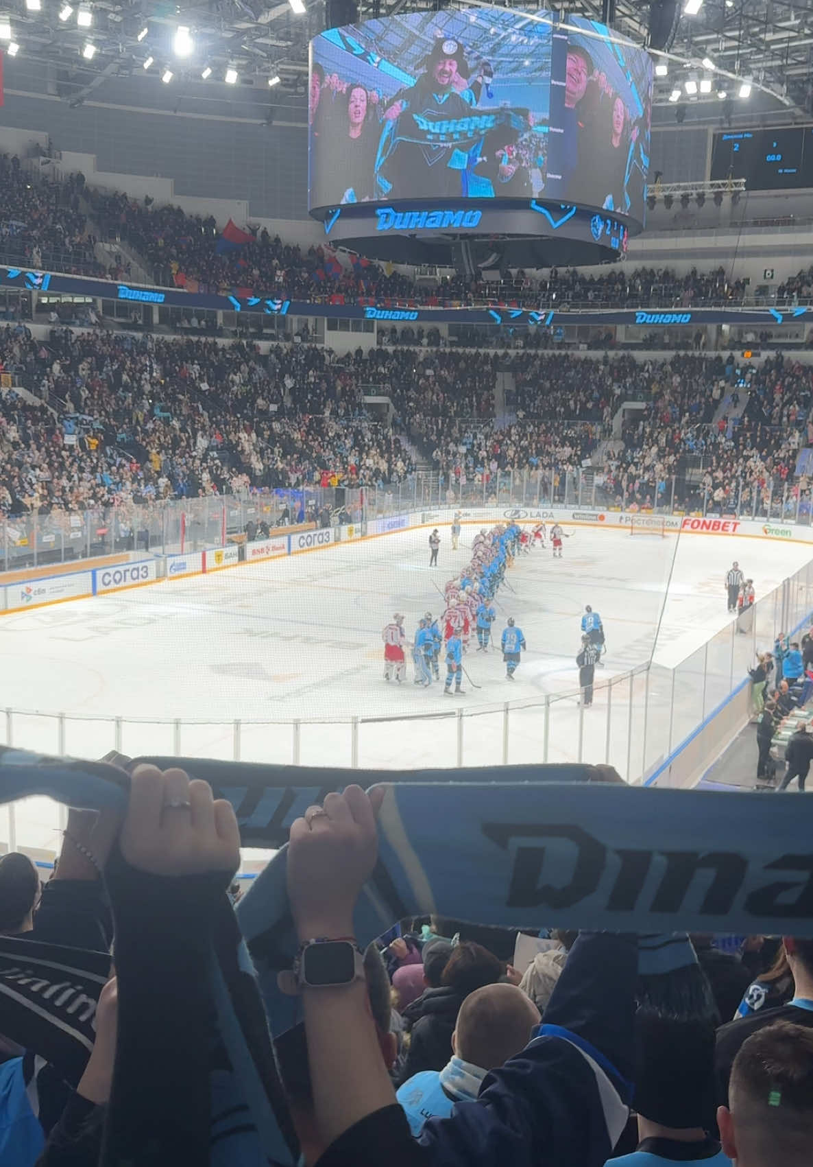 Поем Седую Ночь на фан секторе после победы над московским ЦСКА @ZUBRothers @HC Dinamo - Minsk #хоккей #кхл #динамо #победа #фанаты #реки 