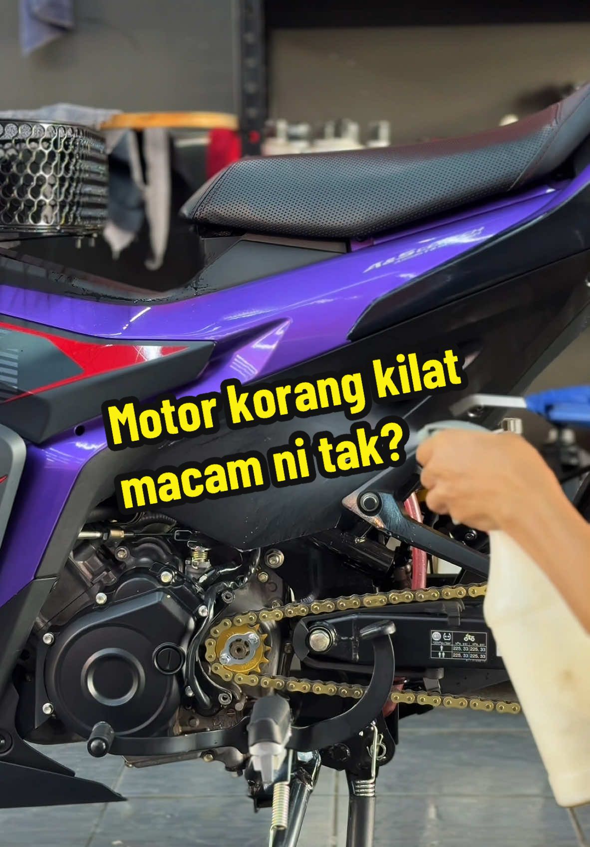 Awok ade motor same ke? Asei tak kilat? Tak hantar Berado?? . Moh lerrrr. . #japancars #detailingworld #detailinglife #detailingproducts #fyp #fypmalaysia #detailingcars #detailingmalaysia #carwash #autospa #autodetailing #cardetailing #detailingaddicts #carspa #detailersofinstagram #y16 #yamahay16 