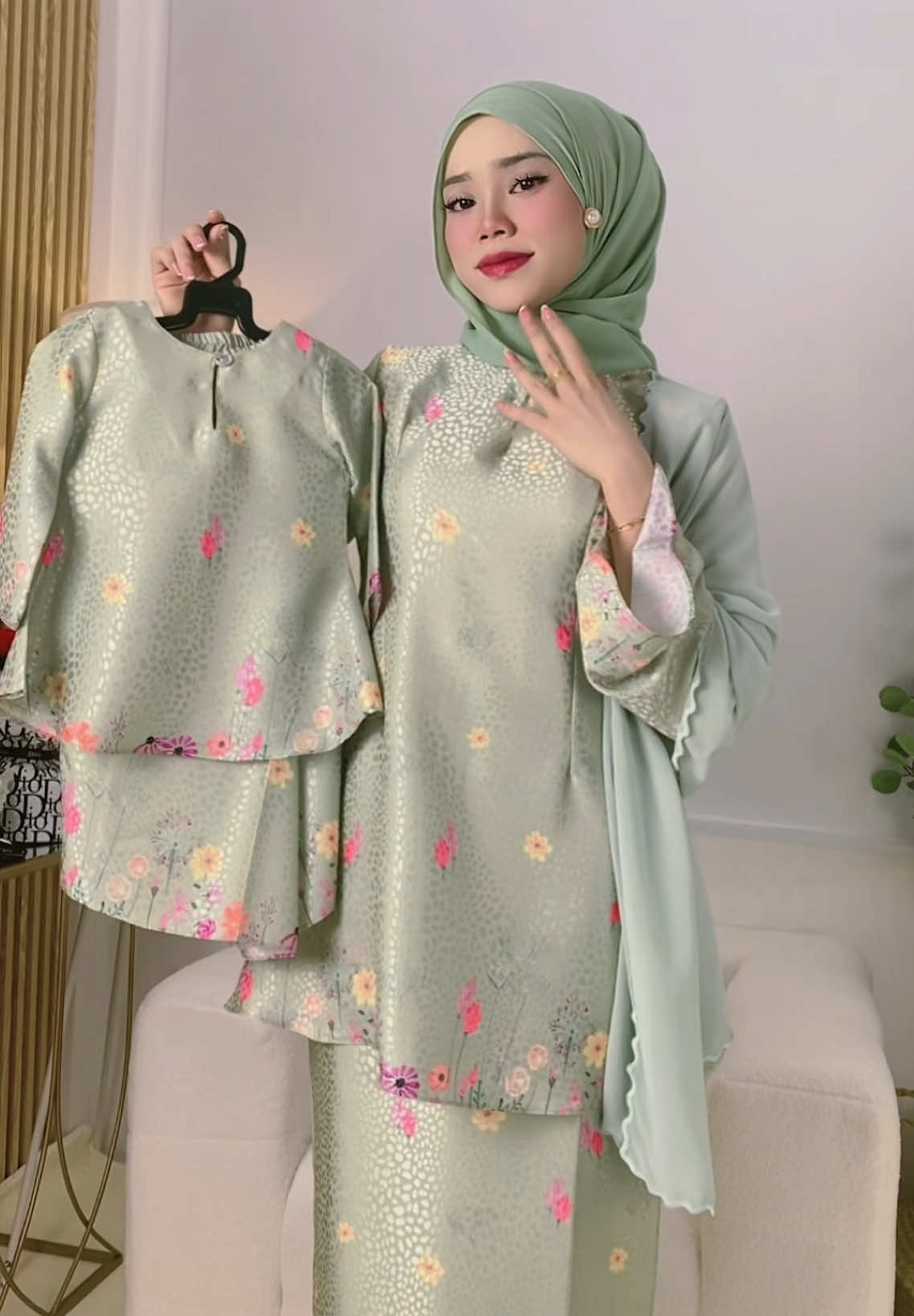 Simple tapi cantik sangat! Jangan lupa dapatkan hari jumaat ni 10/1 pukul 8 malam ✨ #irisrafaelhq #irisrafael #TikTokFesyen #bajuraya2025 #VideoStailFesyen #minikurung #kurungmoden 