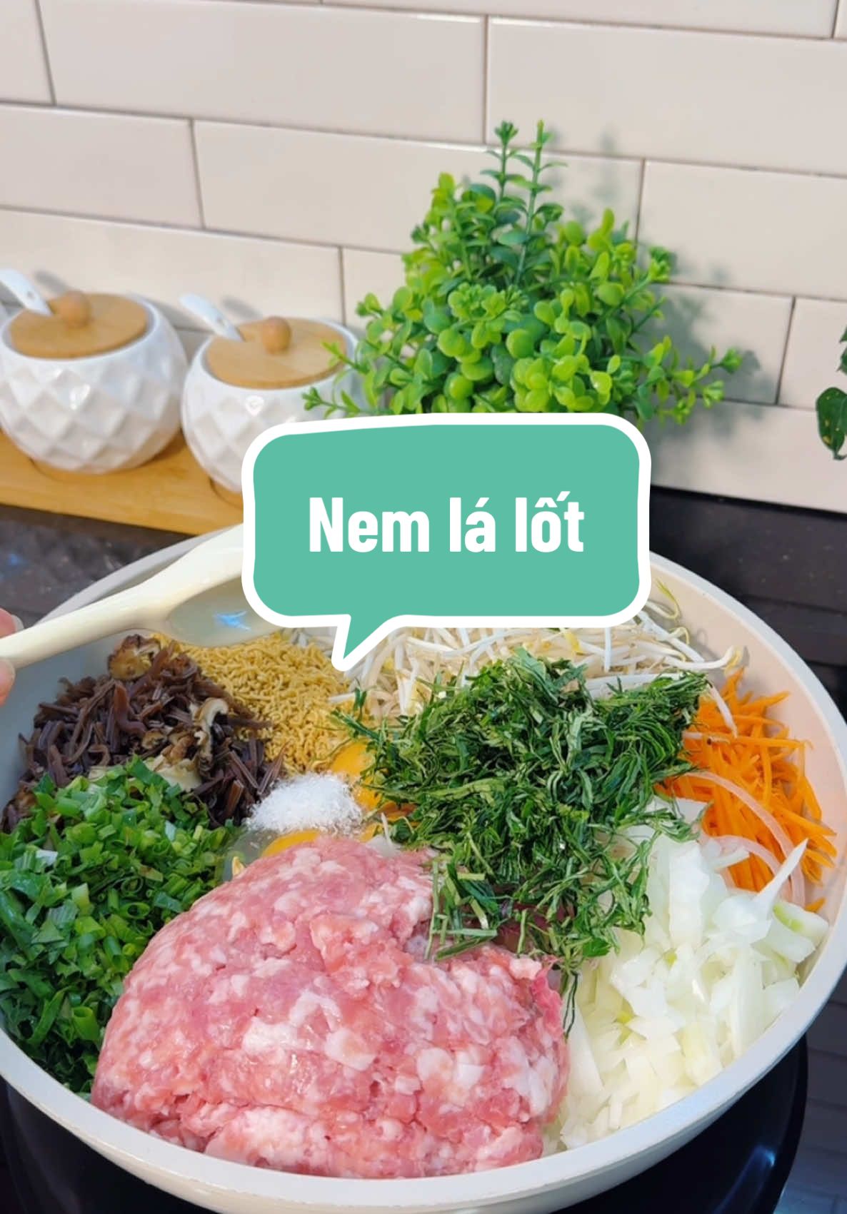 Nem rán mà cho lá này vào thì đúng là đỉnh chóp, thơm mà hợp lắm luôn. Các bác đã thử chưa?#mesausoc #nemlalot#nemran#monantet#charamgioque#vrial 