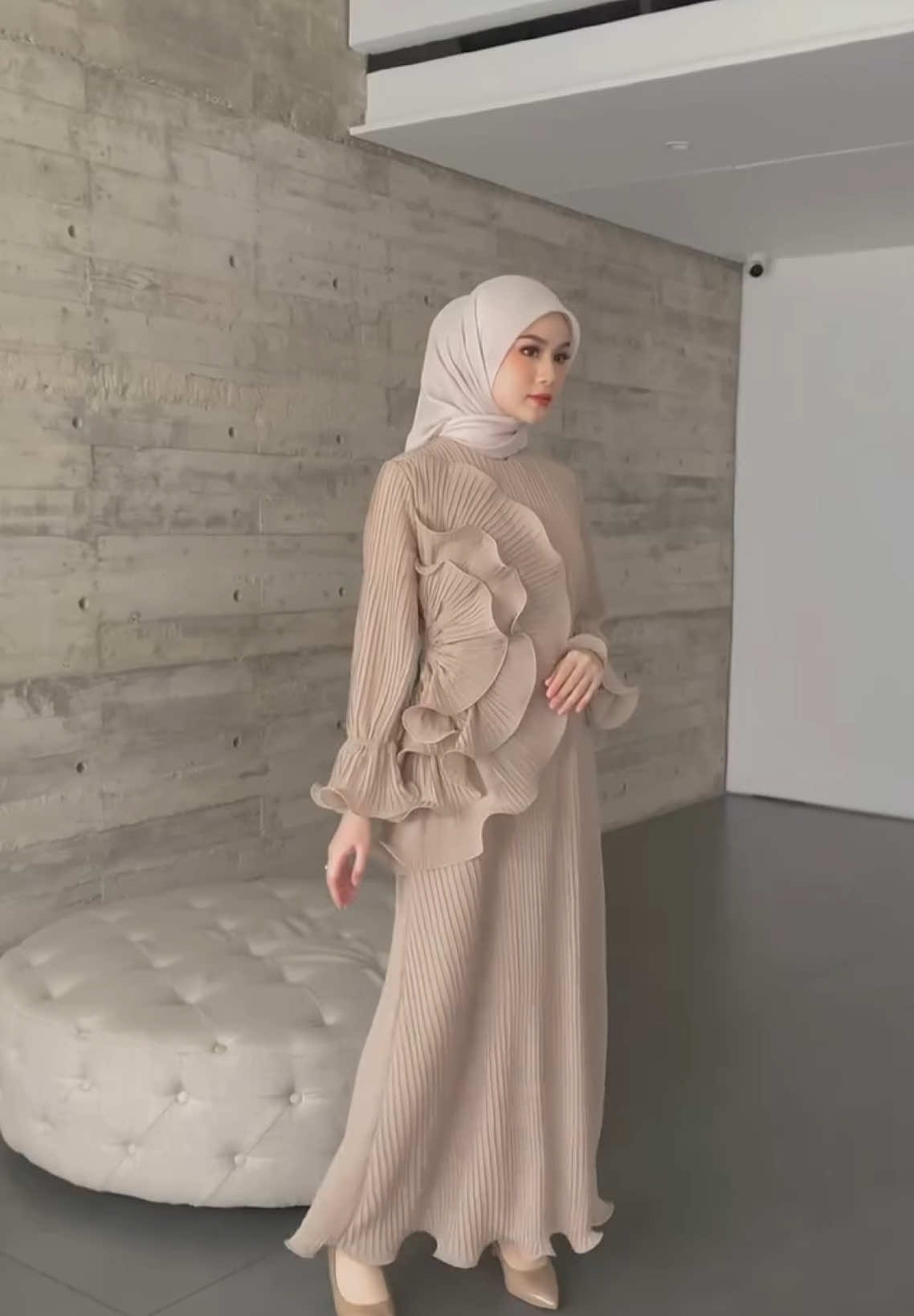 ✨Introducing: Prisha Dress from Swatantra Category ✨ Sebuah harmoni sempurna antara seni dan fashion, Prisha Dress menghadirkan desain unik dengan detail plisket elegan dan origami bunga di bagian samping. Origami, seni melipat kertas dari Jepang, menjadi simbol kekuatan, ketekunan, dan ketahanan. Karakteristik yang merepresentasikan perempuan mandiri. Total 3 Warna Tersedia untuk ibu dan anak Dewasa : A (S-M), B (L-XL), BS (XXL) Anak : 3-12tahun Harga Dewasa (Rp. 587.000) Anak (Rp. 387.000) Jangan takut kehabisan, karena sekarang sudah bisa sistem DP 50% dari harga produk khusus untuk Website dan WA. DearAluni bisa langsung order di www.alunicorn.id . . . #alunicornid #alunicornnewcollection #alunicornswatantraseries #alunicornprishadress #dresspleatspremium #dressplisketpremium #ootdfashion #outfitinspiration #outfitideas #outfits