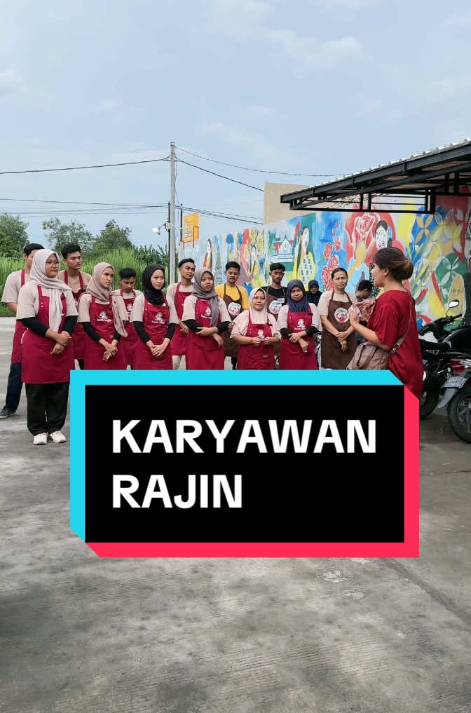 Karyawan rajin di warung inem jogja