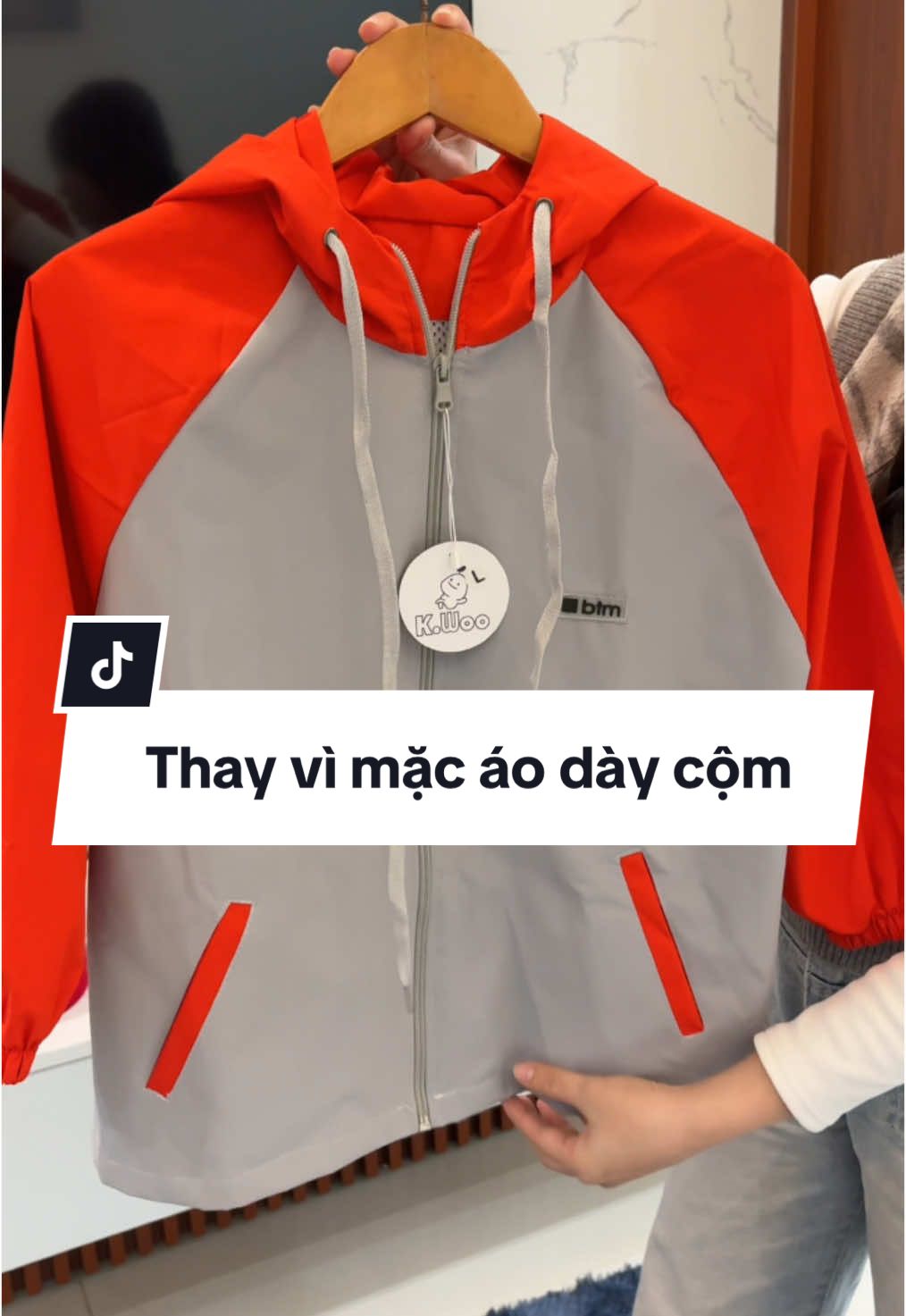 Thay vì mặc cho con những chiếc áo dày cộm lên thì các mẹ mua cho con chiếc áo gió như này cũng bao ấm lun nè #aokhoacgio #aokhoacgiochobe #aokhoacgiochongnuoc #xuhuong 