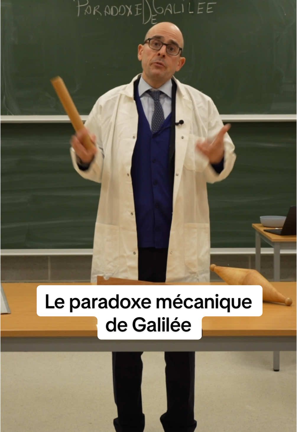 Ce paradoxe mécanique n'est que visuel. La géométrie particulière du dispositif fait que le centre de gravité descend quand le mobile monte et inversement dans l’autre sens. L'avez-vous vu ? Salukes #paradoxe #mecanique #physique #profbucella #lasciencepeuttout #galilée 