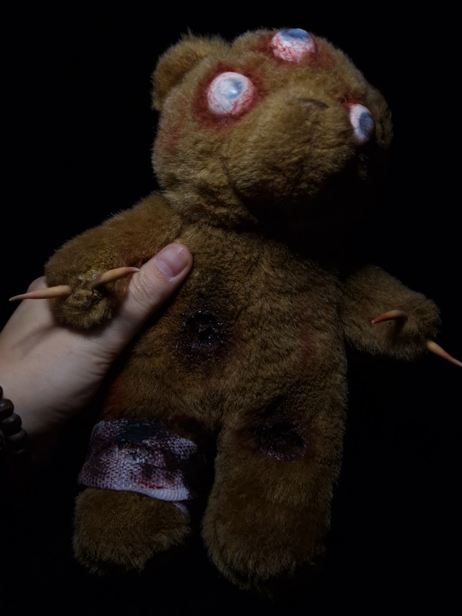 Plushie made by manoah with blind eyes 💀 #HorrorArt #stuffedanimal #horrorteddybear #gothic #blindeye #polymerclay 