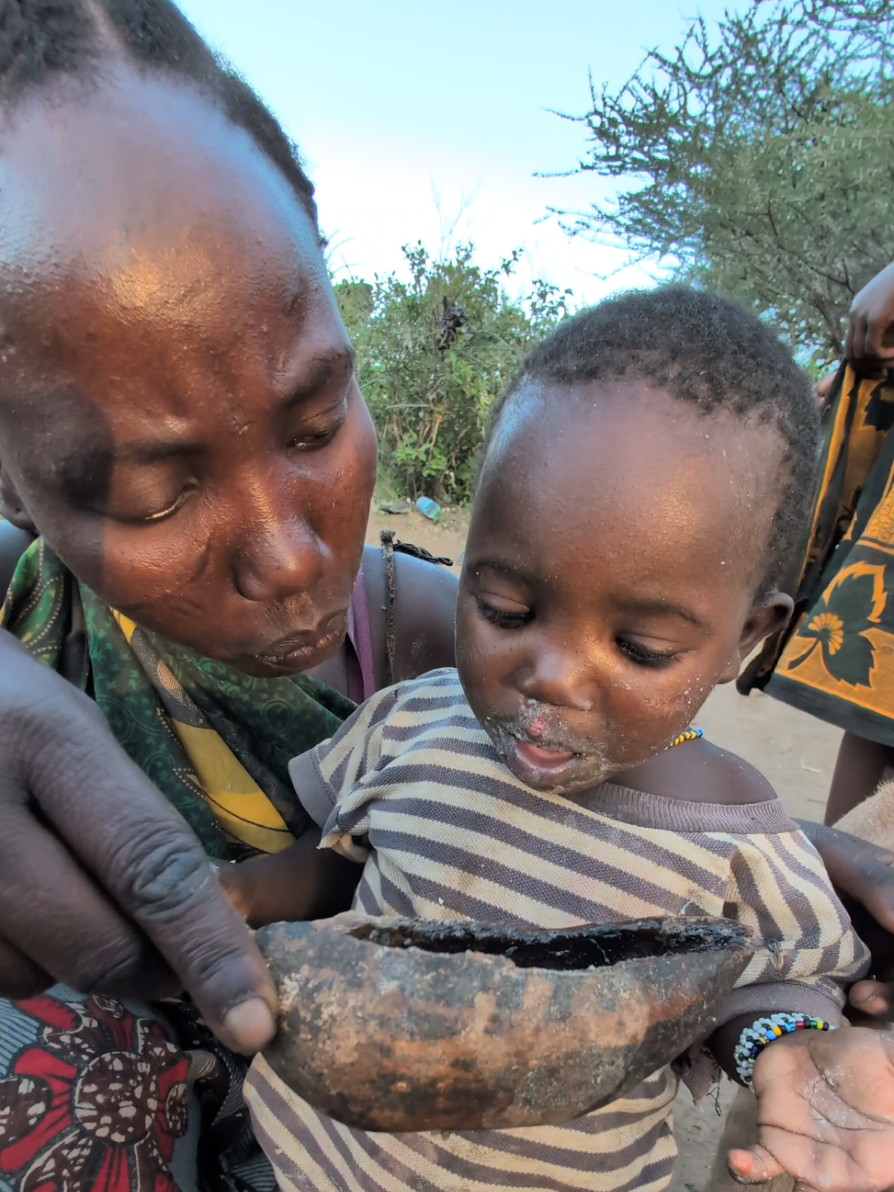 Wow That's incredible delicious food Hadza women feeds her daughter 😲‼️😋#tiktokindia #hadzabetribe #FoodLover #africastories #USA #UK #foodlover 