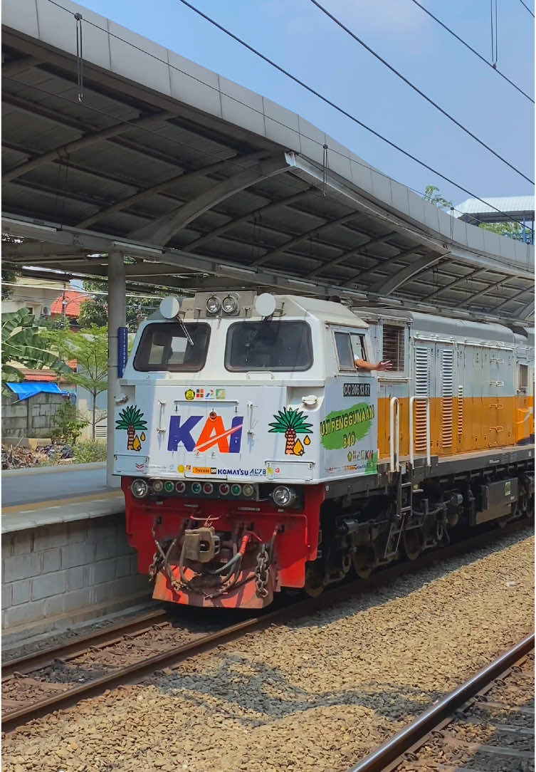 Warna warni lokomotif di indonesia🤩 #keretaaapiindonesia #bismillahfyp #kai121 #fyppppppppppppppppppppppp #cinematickeretaapi #sfrdd⚡ 