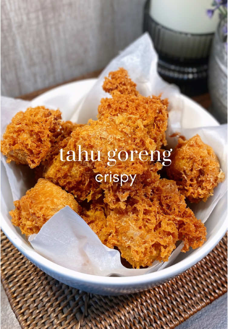 tahu crispy ala abang abang super renyah, garing dan keriting sempurnaaa🥰 . Resep tahu crispy: 5 bh tahu ukuran besar (dipotong 4 bagian) . 85 gr / 8 sdm tepung terigu  25 gr / 2 sdm tepung maizena 1/2 sdt garam 1/2 sdt kaldu bubuk 1/4 sdt lada bubuk 3/4 sdt baking powder 1/4 sdt baking soda  350 ml air  . Bumbu keju tabur (opsional) . Note: tepung dituang saat tahu sudah mulai garing, penuangan tahu dibagi dalam 3-4x secara bertahap, pada setiap penuangan tepung harus ditunggu tepung yang sebelumnya kering terlebih dahulu. Api harus extra besar dan minyak banyak. #tahu #tahugoreng #tahucrispy #tahukrispi #cemilantahu #cemilansimple #cemilanenak 