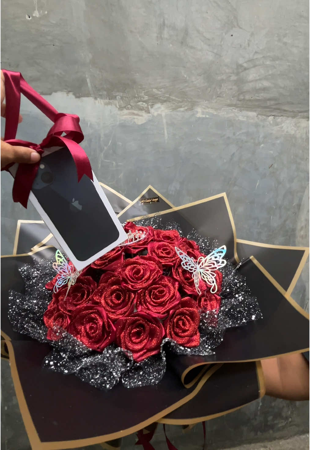 Siapa coba yang ngga mauu❤️‍🔥#buket #buketbunga #buketpitasatin #kadopacar #hadiah #iphone #buketmurah #madiun24jam #magetan #bouquet #xyzbca 