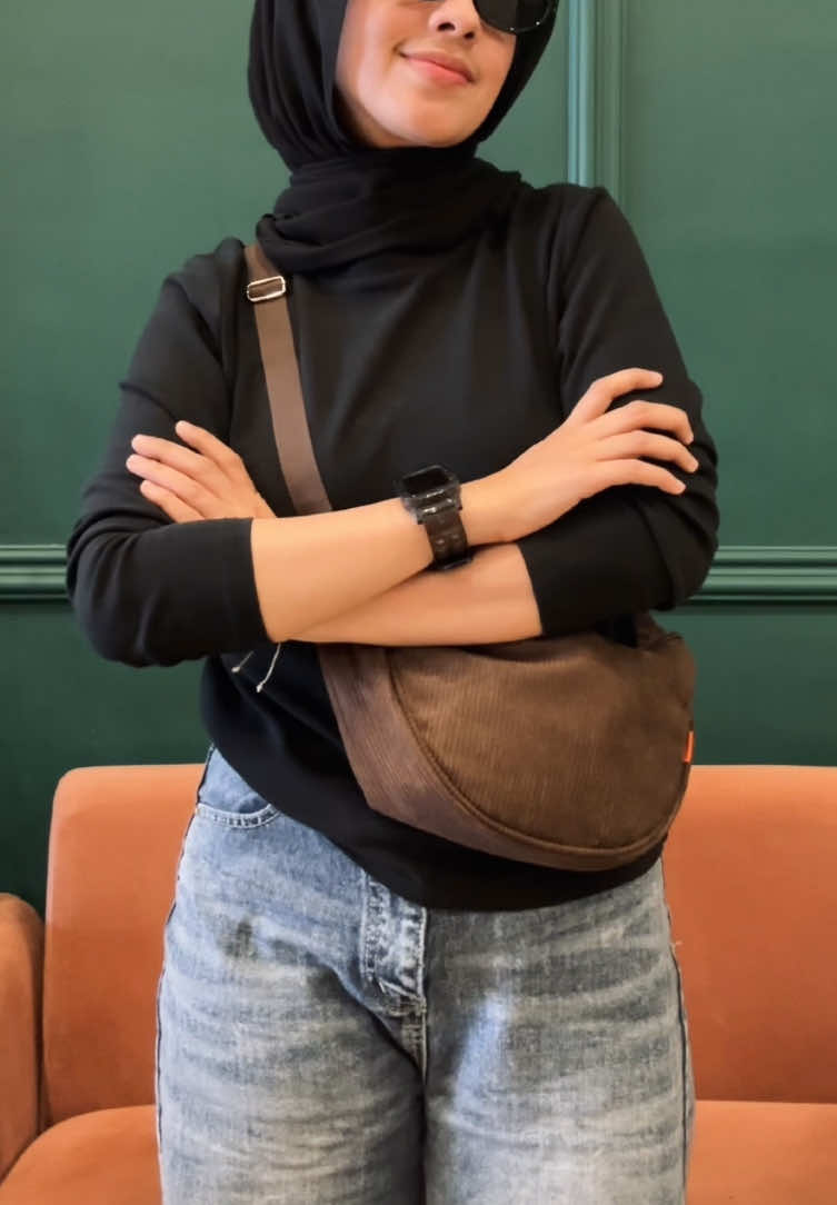 nemu slingbag bahannya corduroy, ahh cakep! #fypシ゚ #fyp #foryou #outfitideas #outfitinspo #slingbag #corduroybag #outfitoftheday #outfitinspiration #ootdhijab #gorontalo 