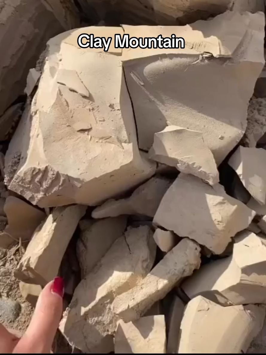 Clay Mountain 🏔️  Clay Crunch asmr satisfying 😋  Ural Clay, Multani Clay 🤤  #crafting #uralclay #edibleclay #ural #clay #asmr #crunch 