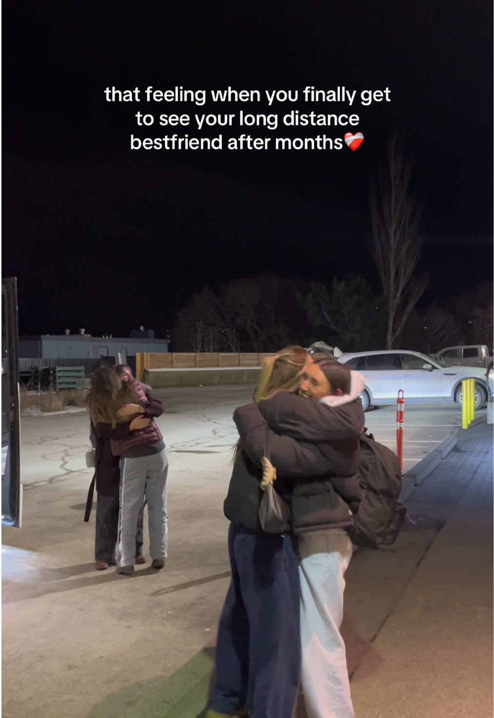 seeing your long distance bestfriend after months is the best feeling in the world 🫶🫶 the girls in the back are also making me emotional😭 #longdistancefriendship #longdistancebff #longdistancesurprise @hannah 