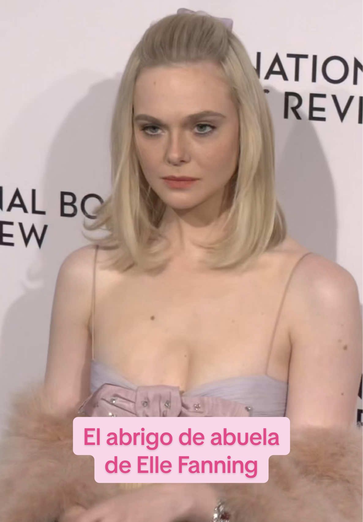 Cómo llevar el abrigo de pelo de tu abuela en 2025, por #ElleFanning: con un vestido romántico, dulce e inocente + un lazo  muy #coquette en el pelo 🎀 #moda #fashion #look #fashiontiktok #redcarpet #abrigo 