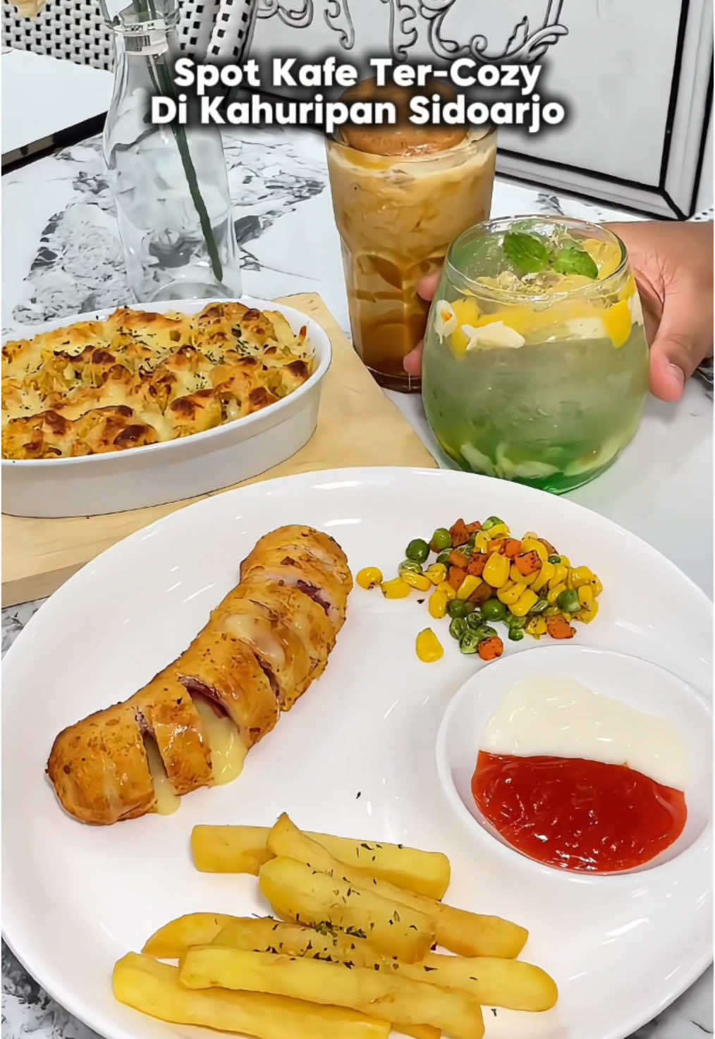 #KulinerSidoarjo ini tuh kafe yang menurutku instagramable dan kalian cobain menu barunya chicken mozza baked rice ini 9/10 enakkk #Sidoarjo #OmiCafeAndCakeKahuripan 