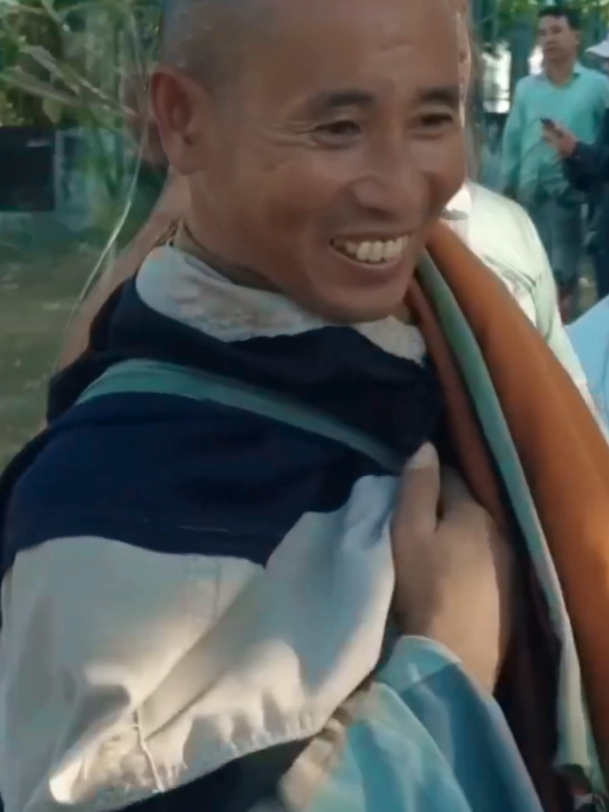 Nụ cười của Thầy Minh Tuệ trên nước bạn Lào Thái Lan