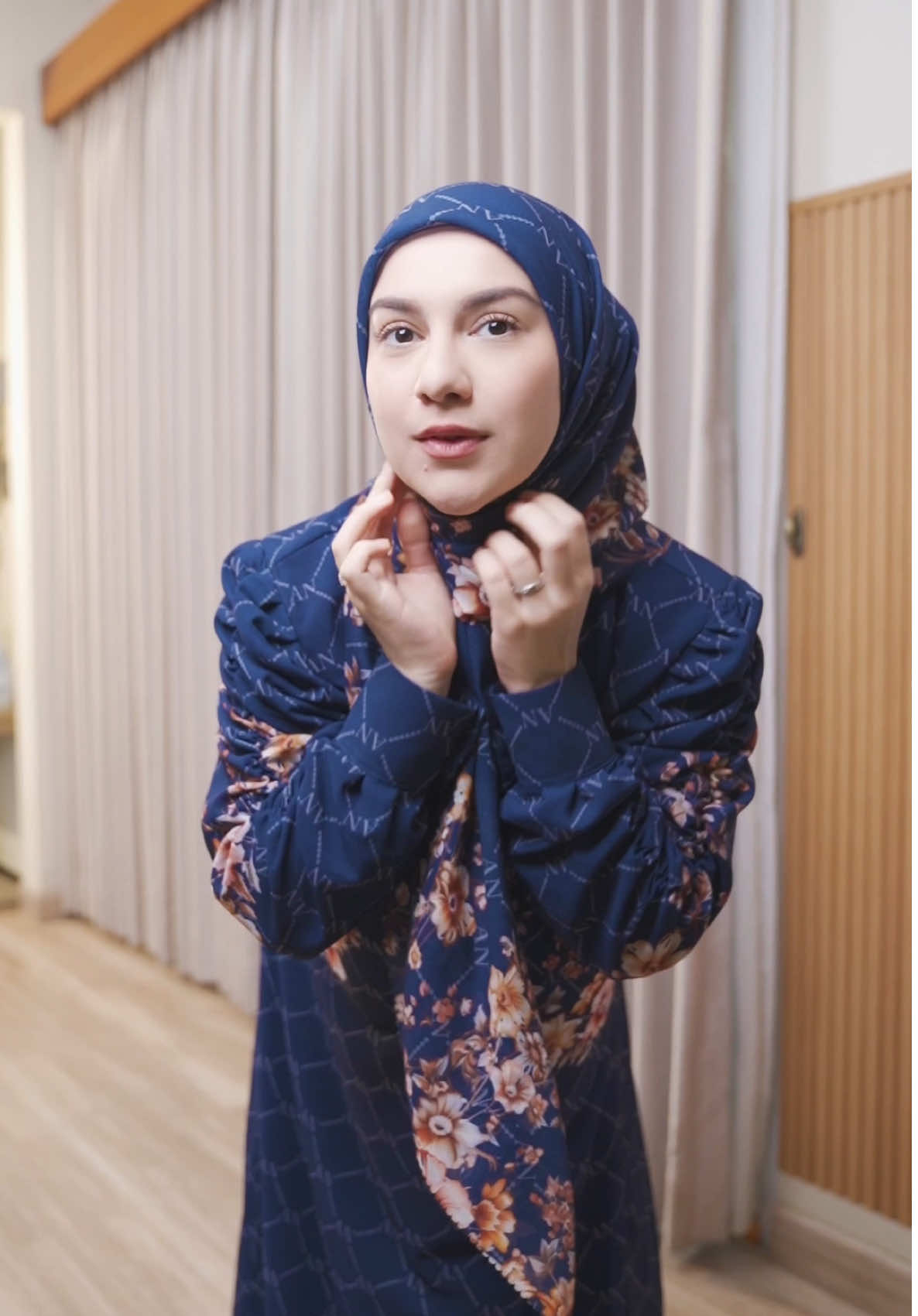 Dress muslimah cantik dari @Arinna Hijab Premium yang enak banget dipakai, aku suka banget motifnya fresh dan bisa dipakai untuk outfit kemana pun 🌸✨