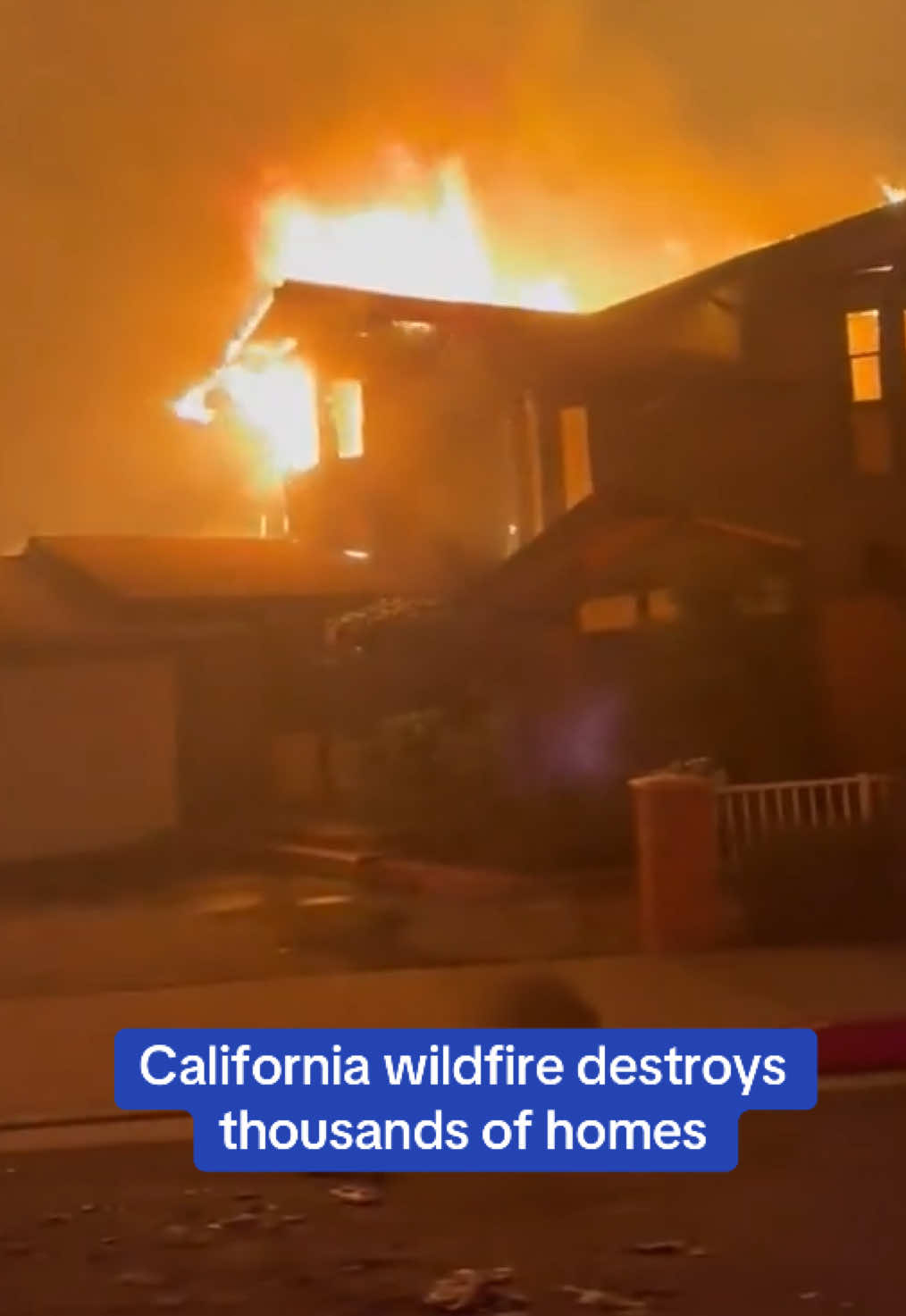 Videos show the extreme damage done to Pacific Palisades by a massive wildfire. Los Angeles declares an emergency as the wildfire grows from 10 to 2,900 acres in hours; over 30,000 are ordered to evacuate, with two more fires spreading northwest. 🎥 JonVigliotti/X Read the full story on Dailymail.com #fire #la #california #wildfire 