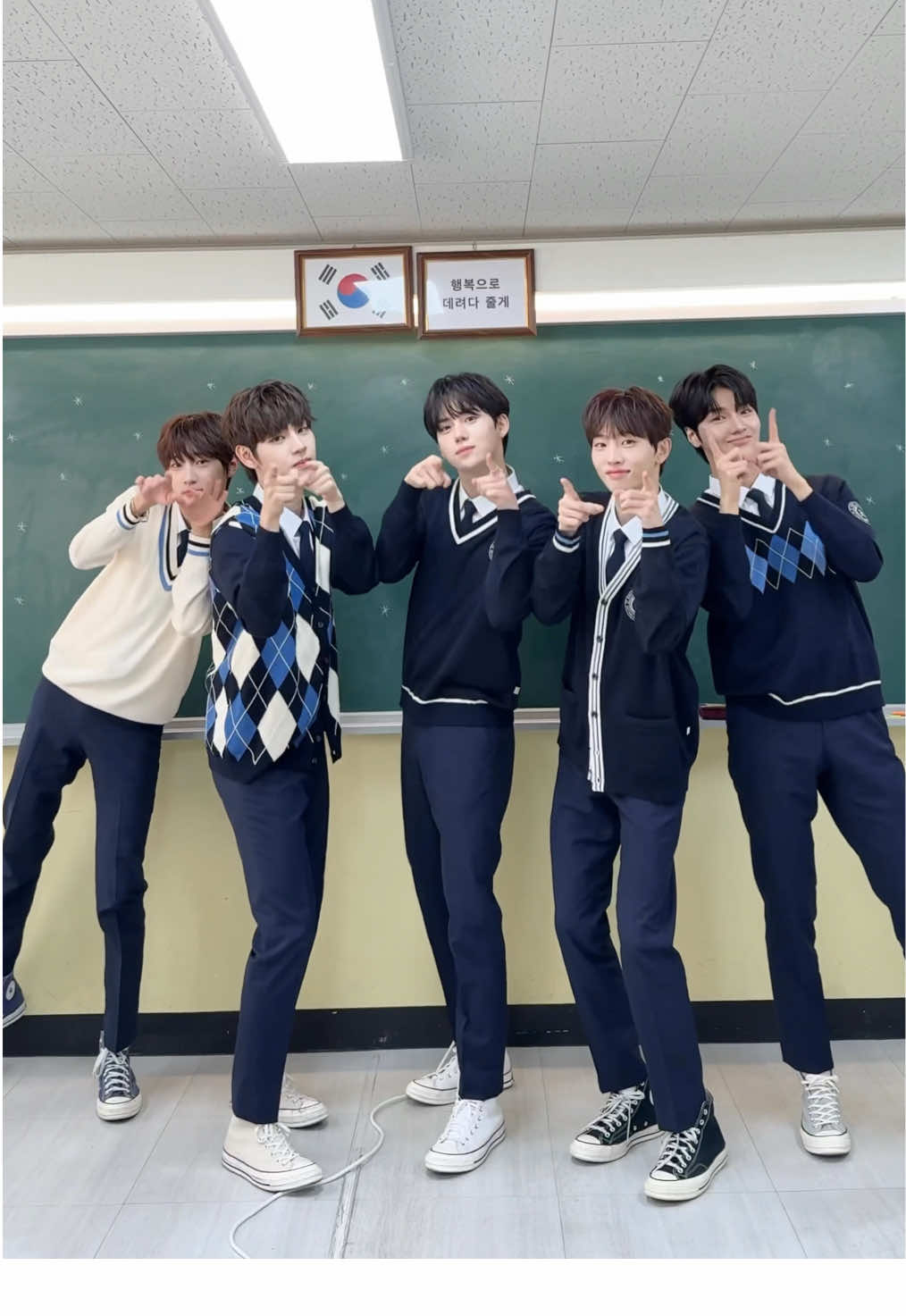 창밖을 보니🏫❄ #눈이와_Challenge #DRIPPIN​ #드리핀​ #황윤성 #이협 #주창욱 #김동윤 #김민서 #차준호 #HWANGYUNSEONG #LEEHYEOP #JOOCHANGUK #KIMDONGYUN #KIMMINSEO #CHAJUNHO 