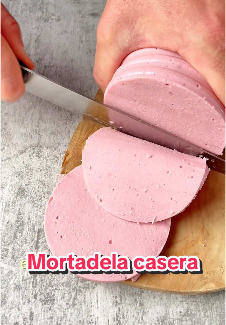 COMPARTE la mejor MORTADELA CASERA te dejo este embutido SUPER saludable de mortadela de pollo casero sin azúcares, sin conservantes ni aditivos, super natural, no compres más mortadelas. GUARDA este embutido mortadela fácil y ETIQUETA con quién lo compartirías por qué te va a encantar. Ingredientes: 2 pechugas de pollo 1 cebolla 1 zanahoria Ajo 20 g de gelatina neutra en polvo 200 ml de caldo 2 cdas de extracto de remolacha 1 cda orégano seco 1 cda de comino en polvo 1 cda de bolas de pimienta negra Hojas de laurel seca Sal 1- Cocinamos el pollo con las verduras y especias en agua hirviendo 30´.  Colar todo  y desmechar el pollo.  2- Retiramos un poco de caldo, añadimos la gelatina hasta que esté disuelta. 3- Colocamos en la batidora con un poco de extracto de remolacha, el caldo con la gelatina y batimos bien. Colocamos en un molde reciclado de botella  4h al frigorífico y..  ¡Lista! Está riquísima, ya nos cuentas si lo pruebas 🥰 ¿Te apuntas ? #mortadela #mortadelacasera #fiambrecasero #fiambre #recetacasera #embutidoscaseros #pechugadepollo #pechugacasera #mortadella #recetassanasysencillas #RecetasFaciles #recipereel #recetarapida #embutidosartesanales #RecetasSaludables #mapetitebouchee #recetafacil #recetasfacilesysanas #recetasnaturales #embutidoscaserosyartesanos #embutidos #recetasrapidasysaludables #fiambreartesanal