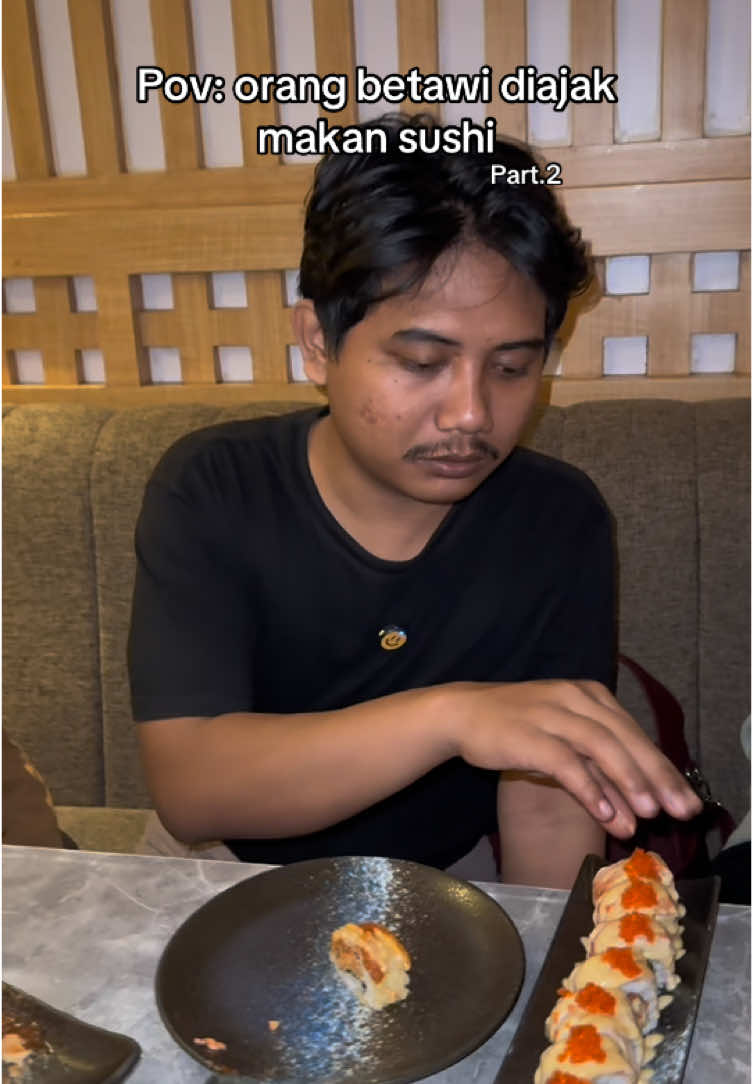 Makan sushi pake tangan enak tau🥰